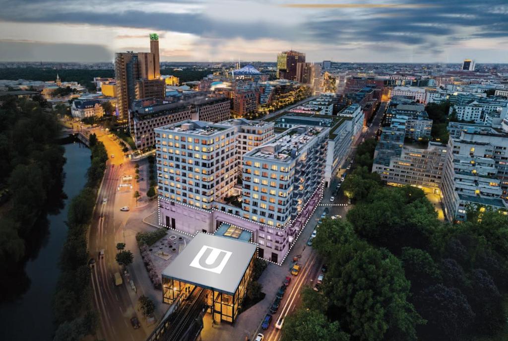 eine Luftansicht einer Stadt in der Nacht mit einem Gebäude in der Unterkunft HighPark Berlin am Potsdamer Platz in Berlin