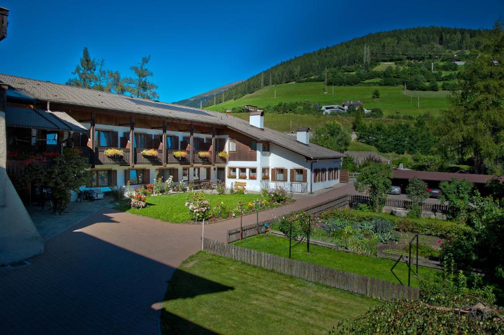 uma vista aérea de um edifício com um jardim em Residence die Färbe em Vipiteno