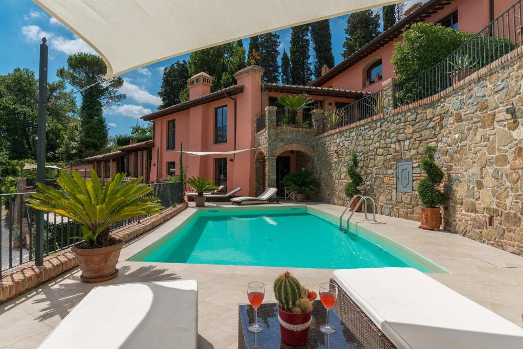a villa with a swimming pool and a house at Le Panteraie in Montecatini Terme