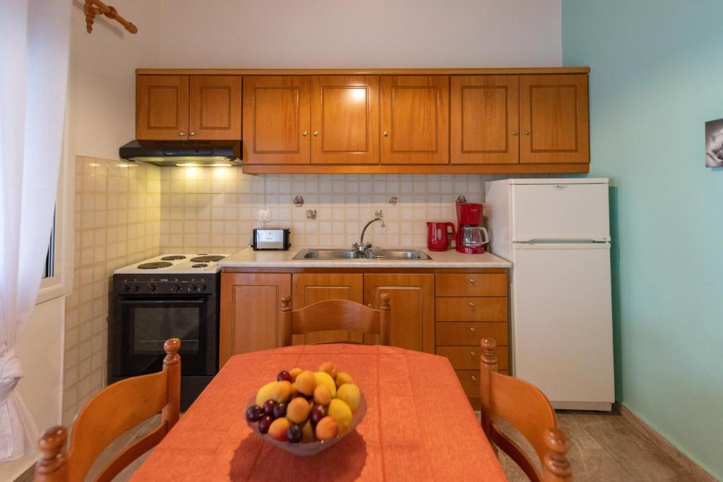 Kuchyň nebo kuchyňský kout v ubytování Villa Tasos Koutsoubos