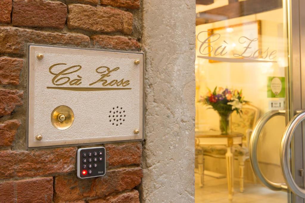 威尼斯的住宿－Locanda Ca' Zose，遥控器的砖墙上的标志