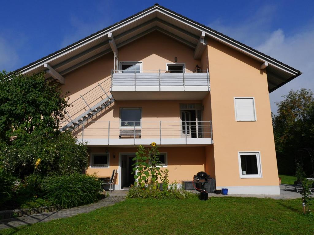 Casa con balcón y patio en FeWo KeDo en Neukirchen vorm Wald