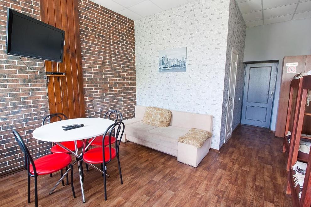 TV a/nebo společenská místnost v ubytování Tsentr Hostel