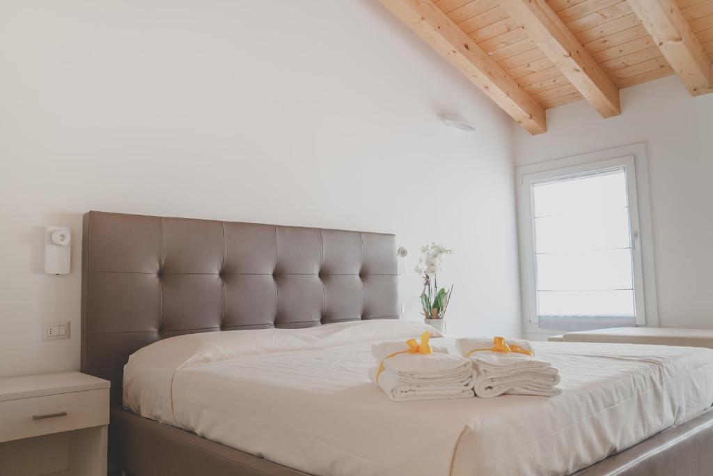 ein Schlafzimmer mit einem großen Bett mit Handtüchern darauf in der Unterkunft Terra Ferma Rooms&More in Salzano