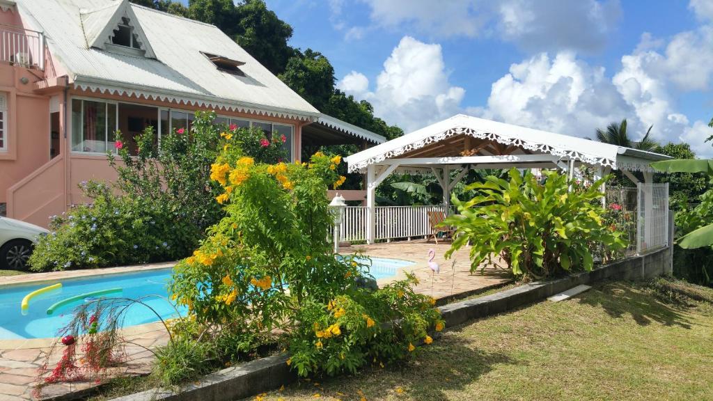 a house with a swimming pool and a pergola at Mary Madinina in Fort-de-France