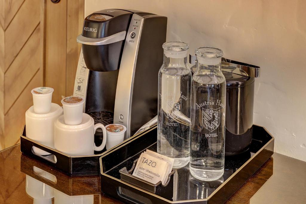 Příslušenství pro přípravu čaje a kávy v ubytování Austria Haus Hotel