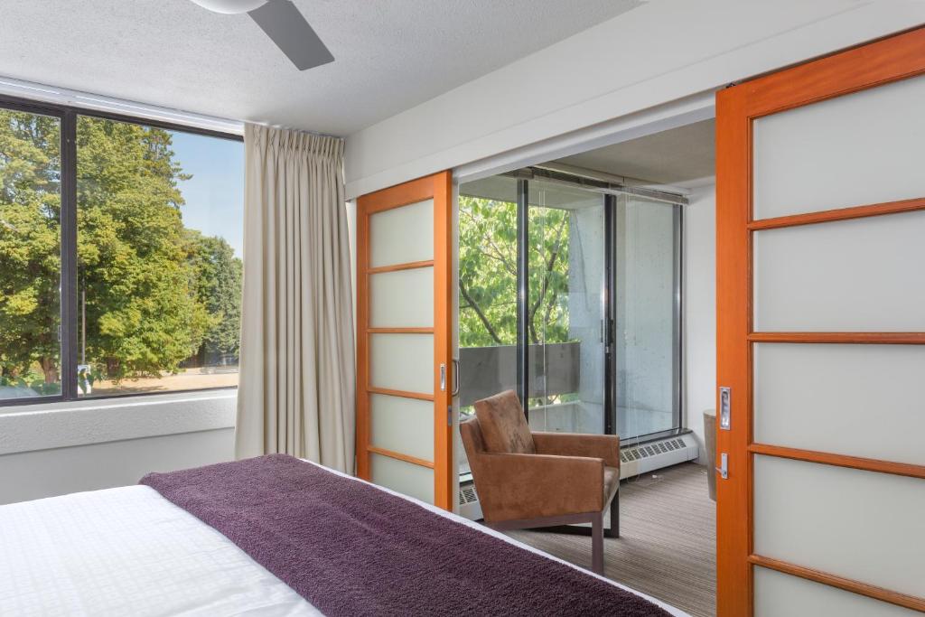 West Coast Suites at UBC - Resim 8