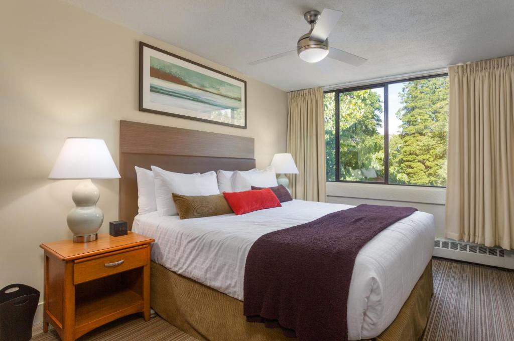West Coast Suites at UBC - Resim 2