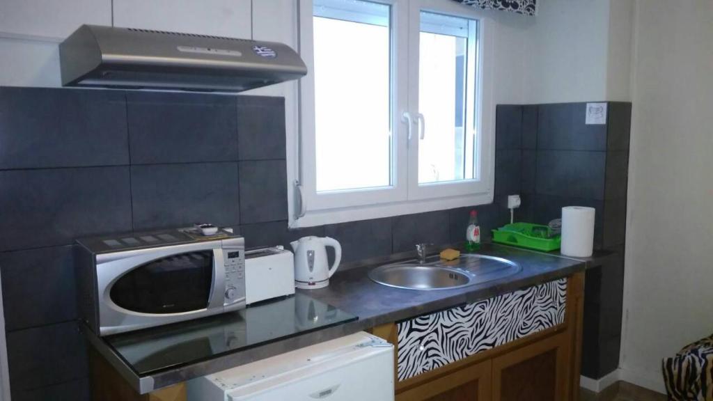 Kuchyňa alebo kuchynka v ubytovaní Prime Location Bright Studio City center Super 5G Wifi 200Mbps with32''TV