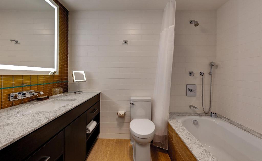 Hotel X Toronto, a Destination by Hyatt Hotel - Deluxe Queen Room With Two Queen Beds - High Floor
