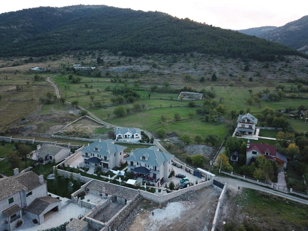 widok z powietrza na dom w polu w obiekcie Vila Panorama Voskopoje w mieście Voskopojë