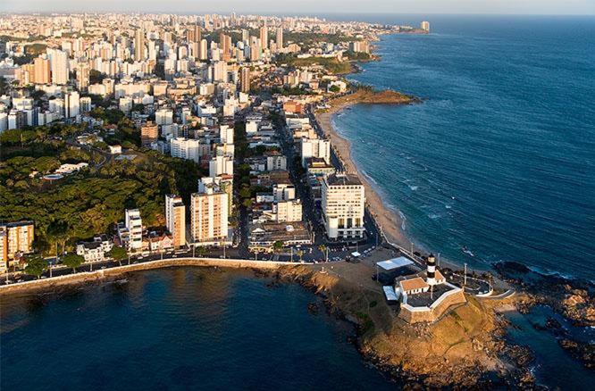 uma vista aérea de uma cidade e do oceano em Flat Luxo Bem Localizado No Bairro Da Barra Salvador em Salvador