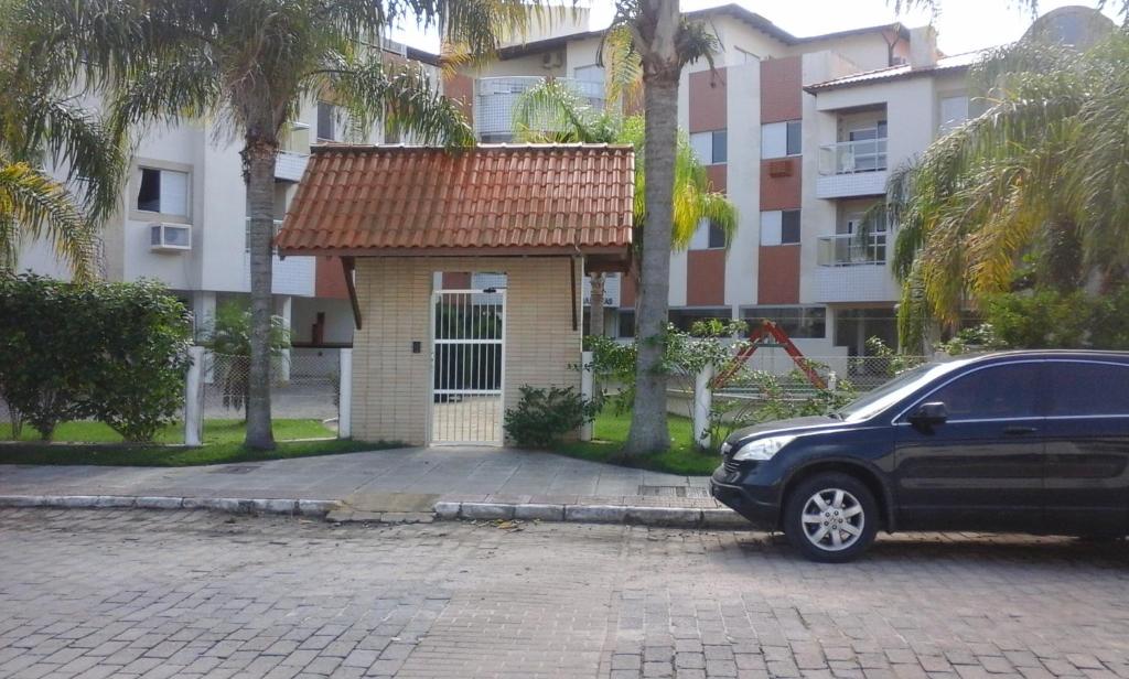 un coche aparcado frente a un pequeño edificio en Vila das Gaivotas, en Florianópolis