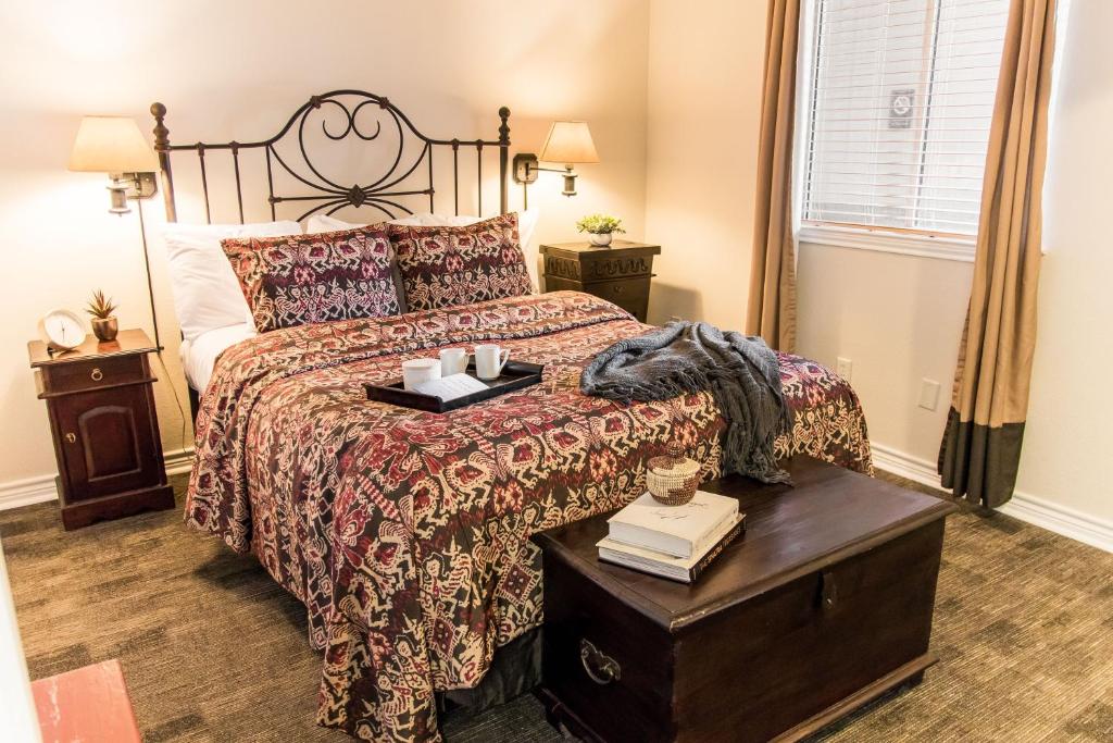Vineyard Court Designer Suites Hotel photo