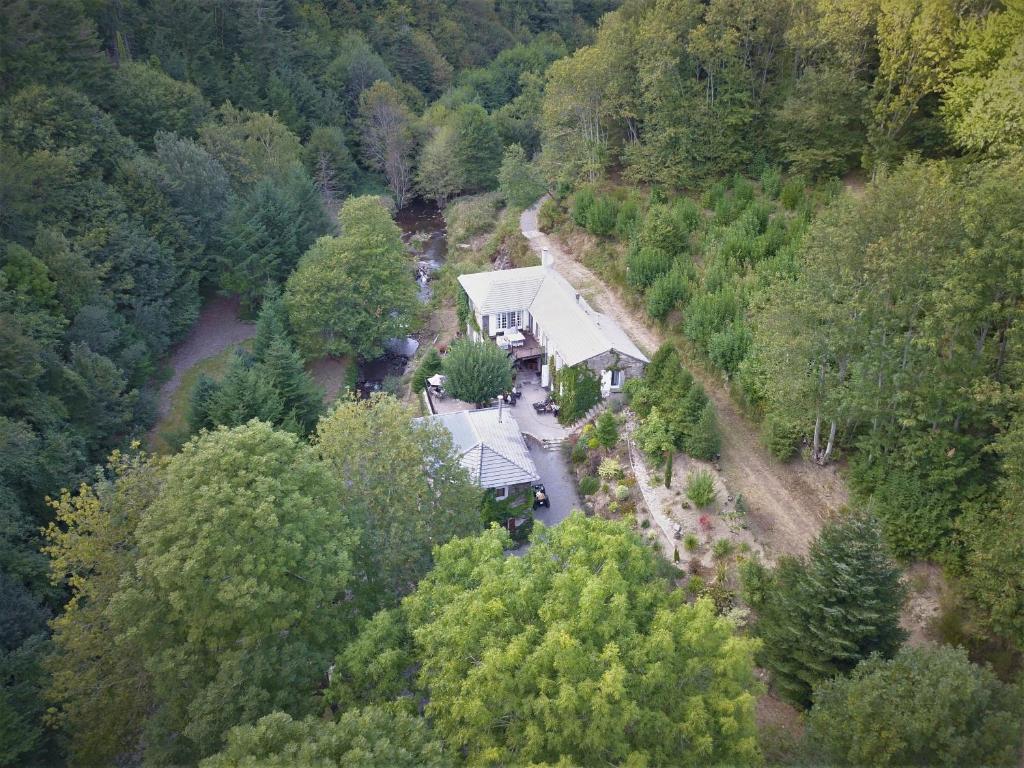 una vista aérea de una casa en medio de un bosque en Le Martinet, en Caudebronde