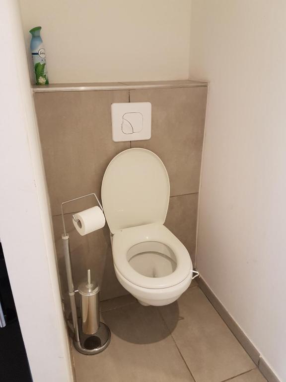 a small bathroom with a toilet in a stall at 003 - Appartement Moderne et Terrasse - Jeanne d&#39;Arc, Toulouse in Toulouse