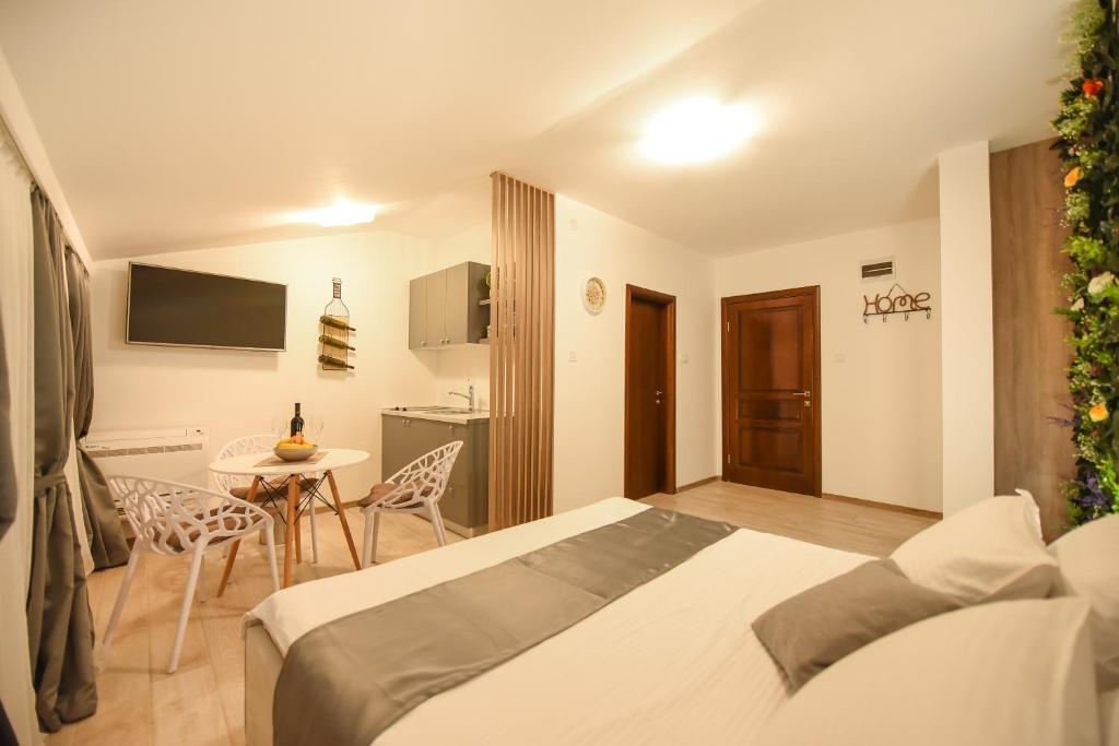 TV a/nebo společenská místnost v ubytování Korzo apartmani