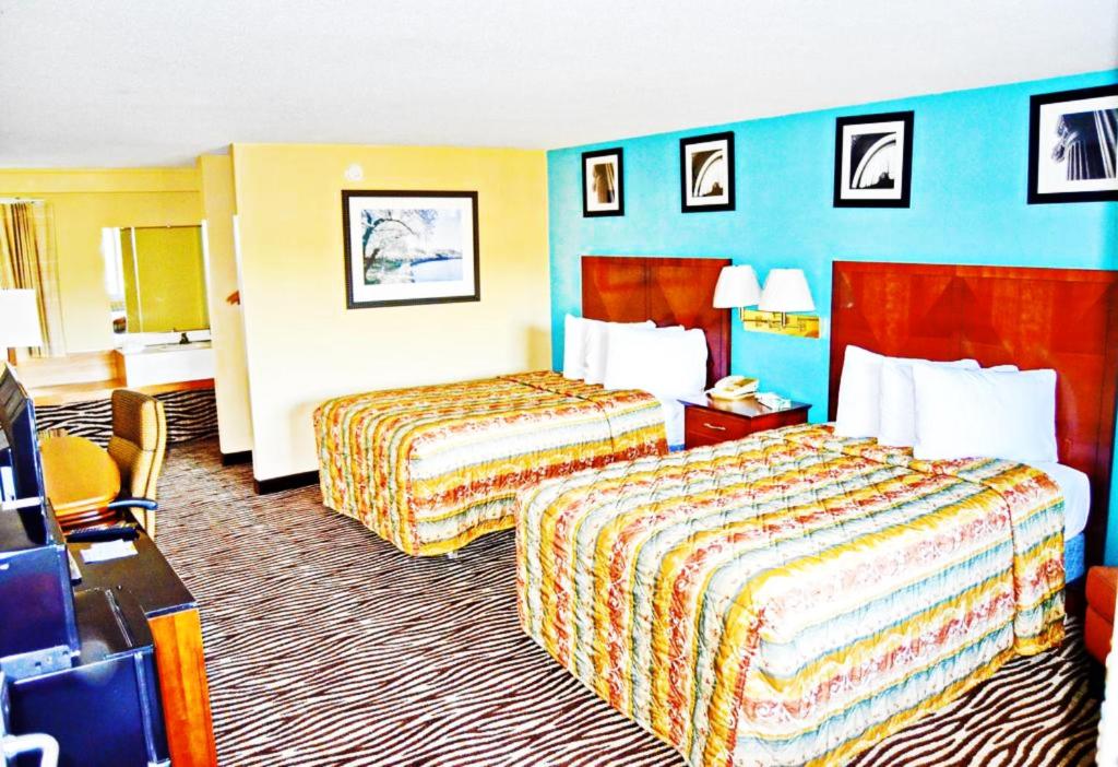 Tempat tidur dalam kamar di Flagship Inn & Suites