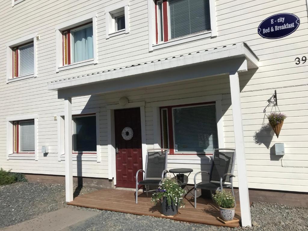 Cette maison dispose d'une terrasse couverte avec 2 chaises et une table. dans l'établissement E-City B&B, à Tornio