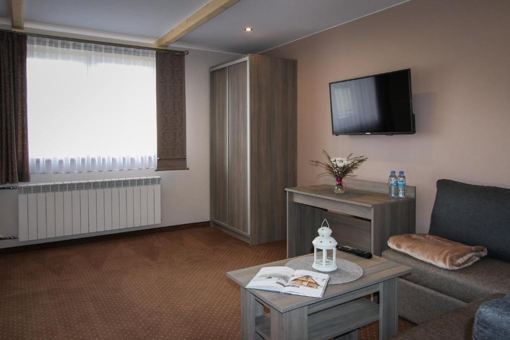 Televízia a/alebo spoločenská miestnosť v ubytovaní Ania Apartamenty