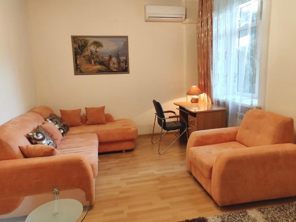 キーウにあるOk Apartments on Klovska - Kievのリビングルーム(ソファ、椅子付)