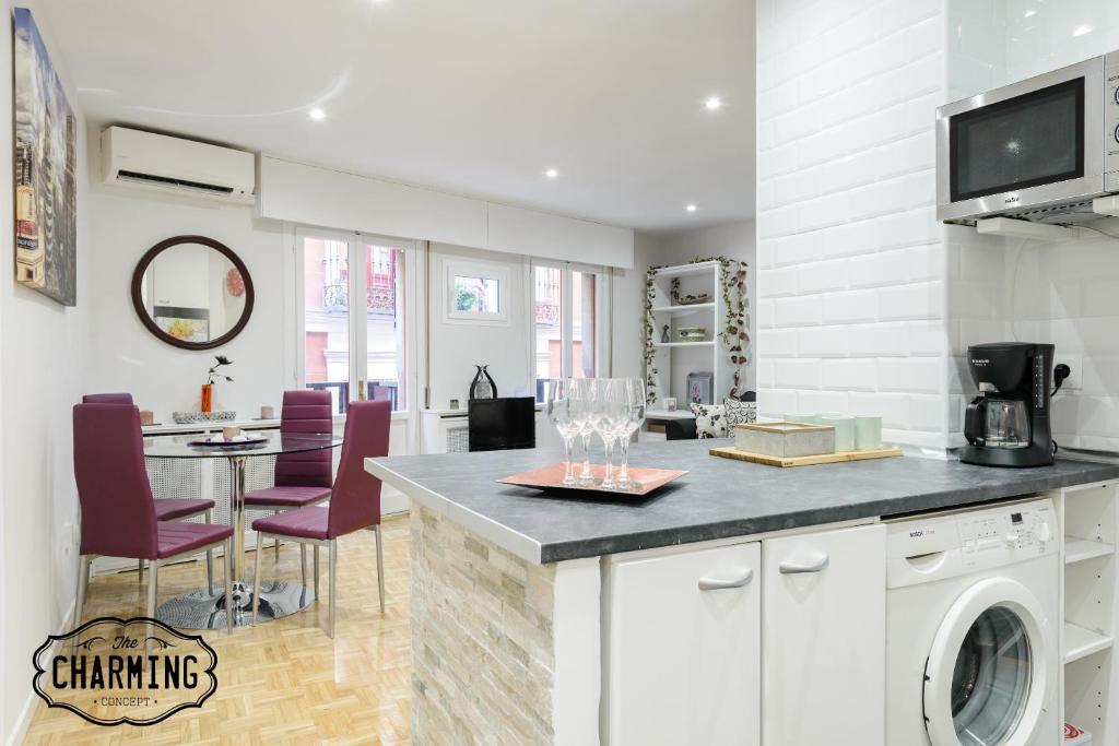 cocina y comedor con encimera y mesa en Mercado de San Miguel - Apartamento de 1 dormitorio, en Madrid