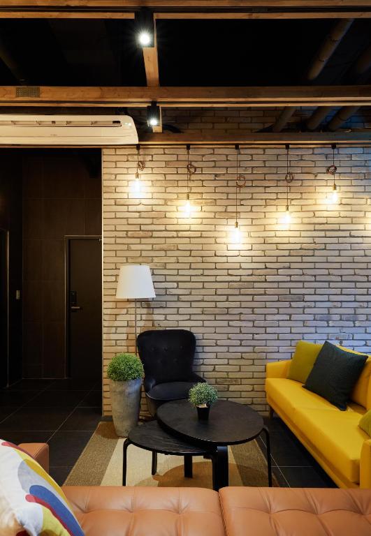 Uma área de estar em Hostel CLEO Seoul Hongdae