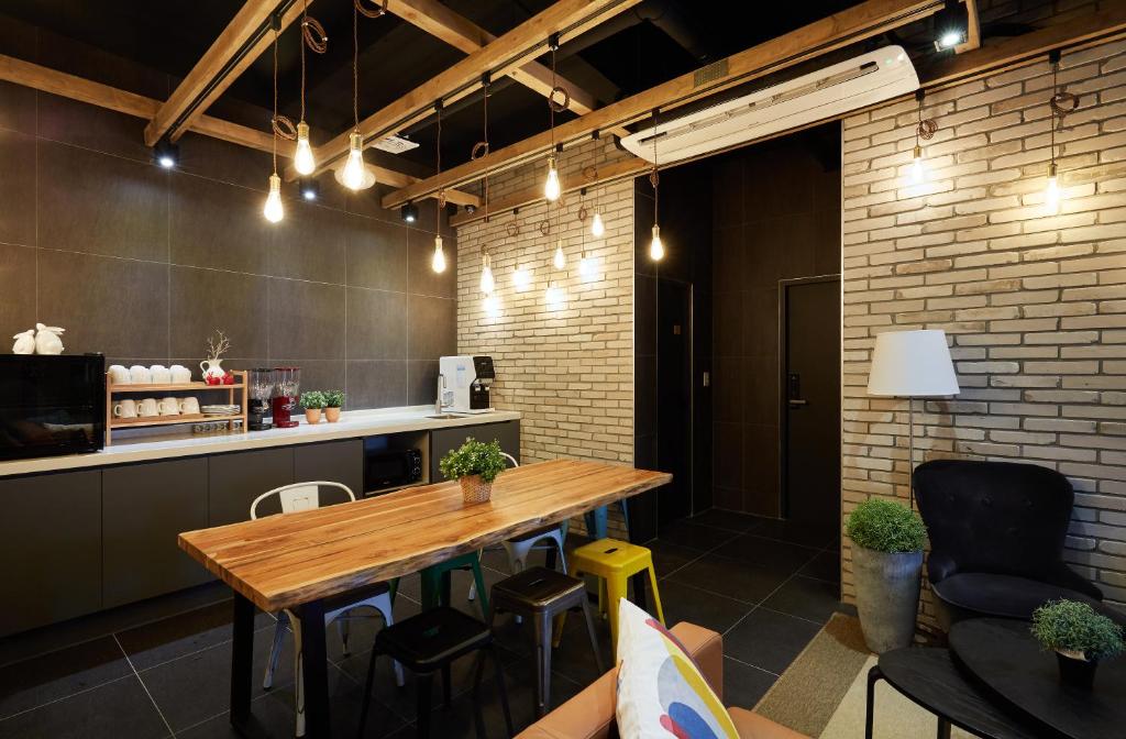 A cozinha ou cozinha compacta de Hostel CLEO Seoul Hongdae