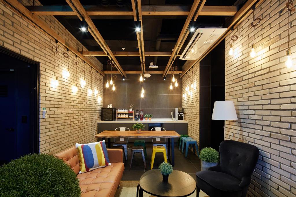 Uma área de estar em Hostel CLEO Seoul Hongdae