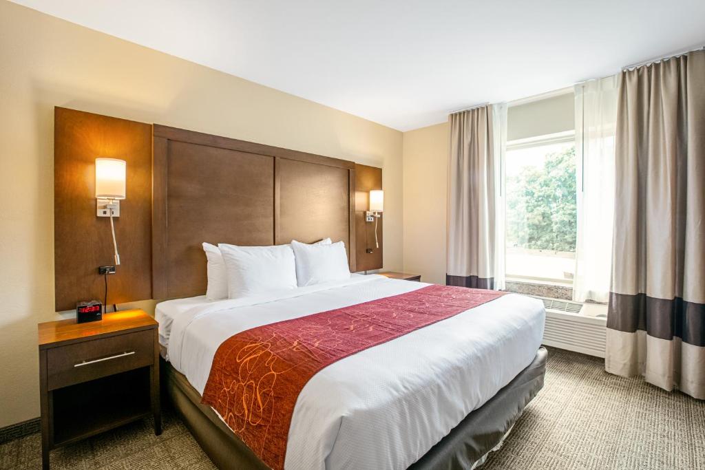 Postel nebo postele na pokoji v ubytování Comfort Suites Fishkill near Interstate 84