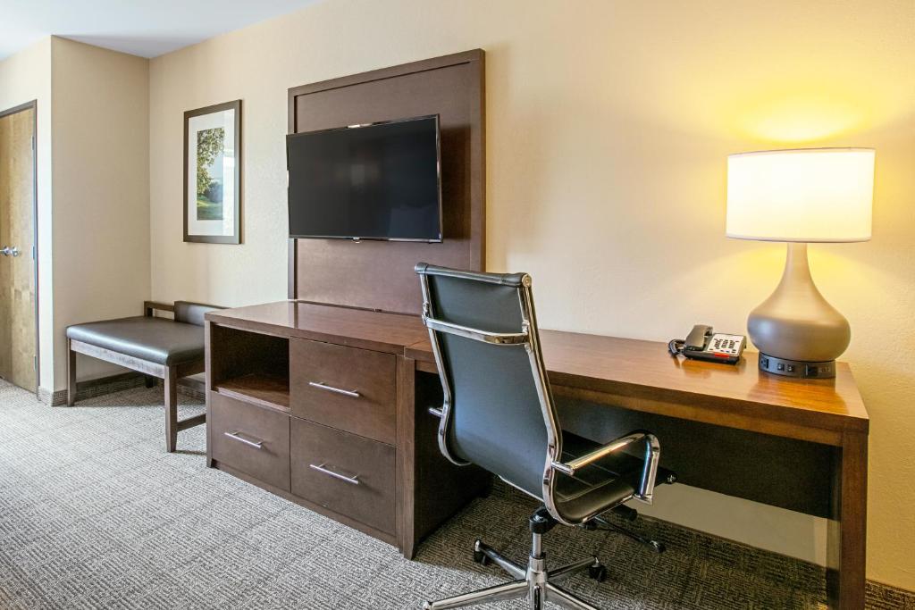 TV a/nebo společenská místnost v ubytování Comfort Suites Fishkill near Interstate 84