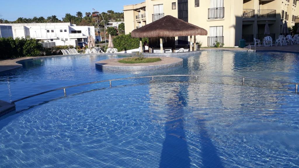 una gran piscina de agua en un hotel en O Paraiso é aqui!, en Barra do Piraí