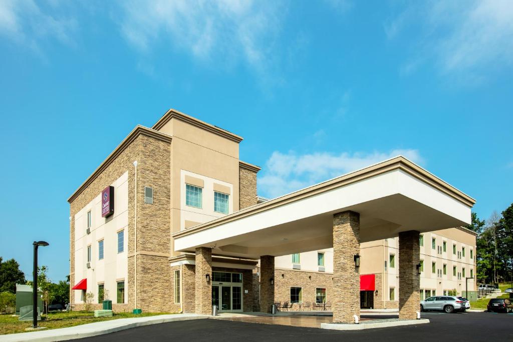 フィッシュキルにあるComfort Suites Fishkill near Interstate 84の駐車場付きの大きなレンガ造りの建物