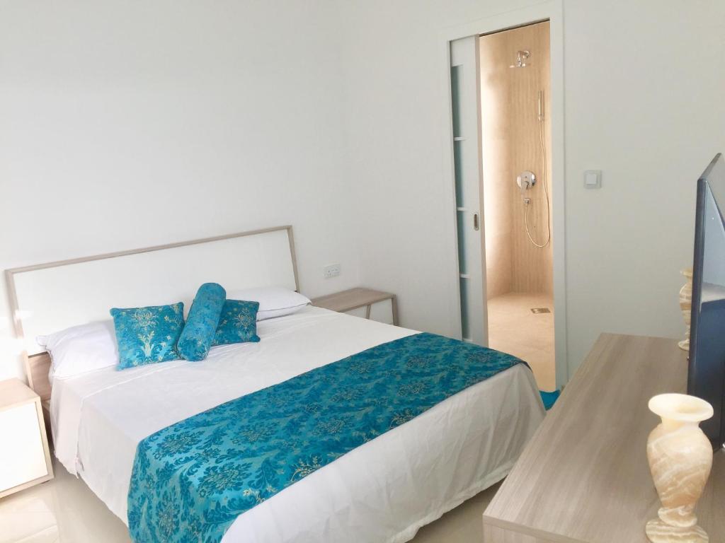 Postel nebo postele na pokoji v ubytování Newly furnished appt in Gozo