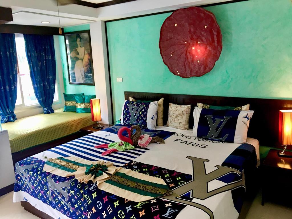 een slaapkamer met een bed met een blauwe muur bij Casa E Mare in Kata Beach