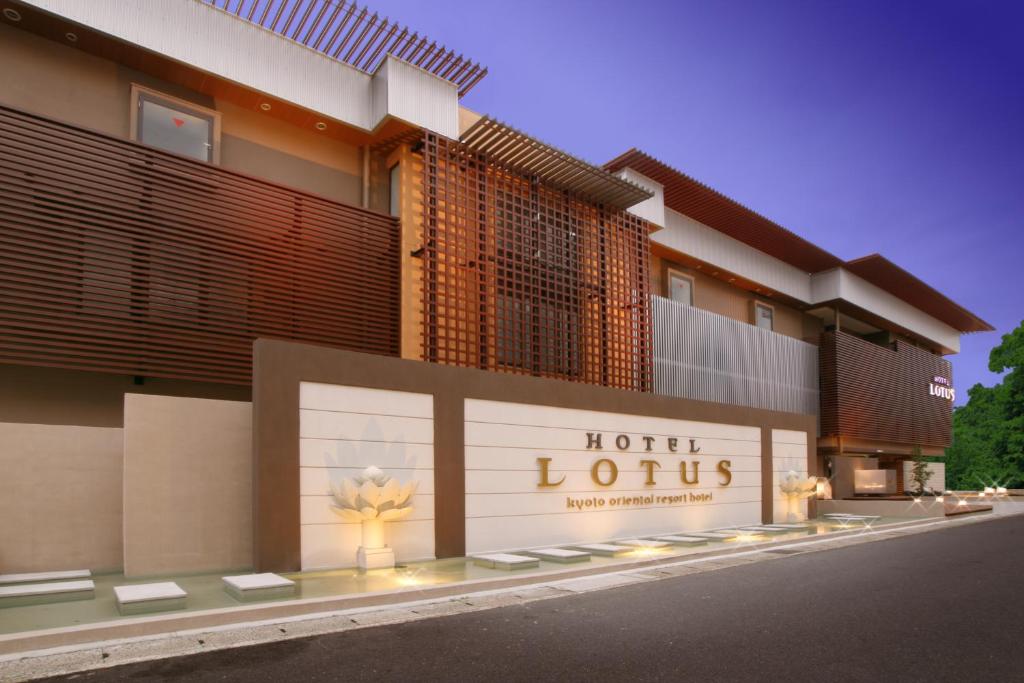 un edificio con un cartello che legge Hotel Louis di Hotel & Spa Lotus (Adult Only) a Kyoto