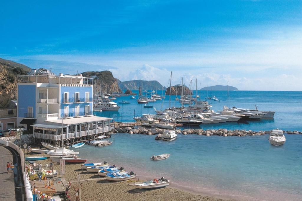 Eine Gruppe von Booten liegt in einem Hafen vor Anker. in der Unterkunft Hotel Gennarino A Mare in Ponza