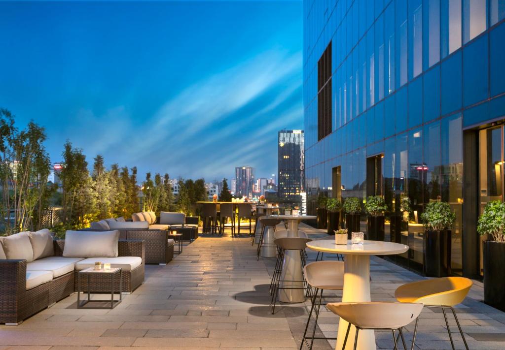 Centro Westside توسط Rotana, آژانس هواپیمایی آسمان سپید