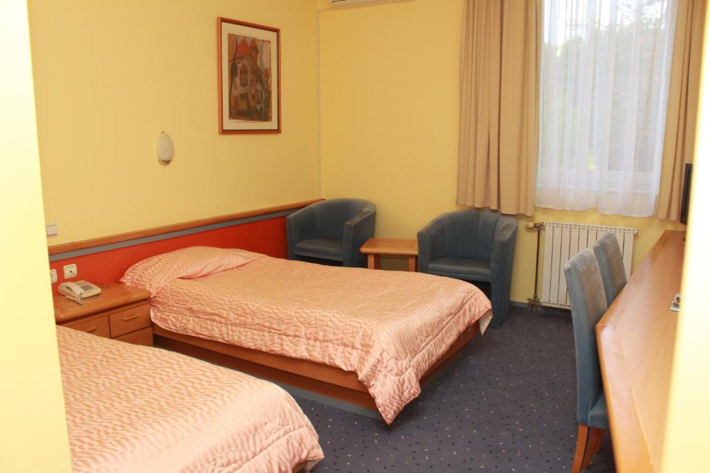 Tempat tidur dalam kamar di Hotel Prezident