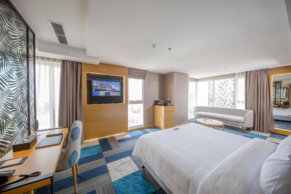 Giường trong phòng chung tại Quinter Central Nha Trang