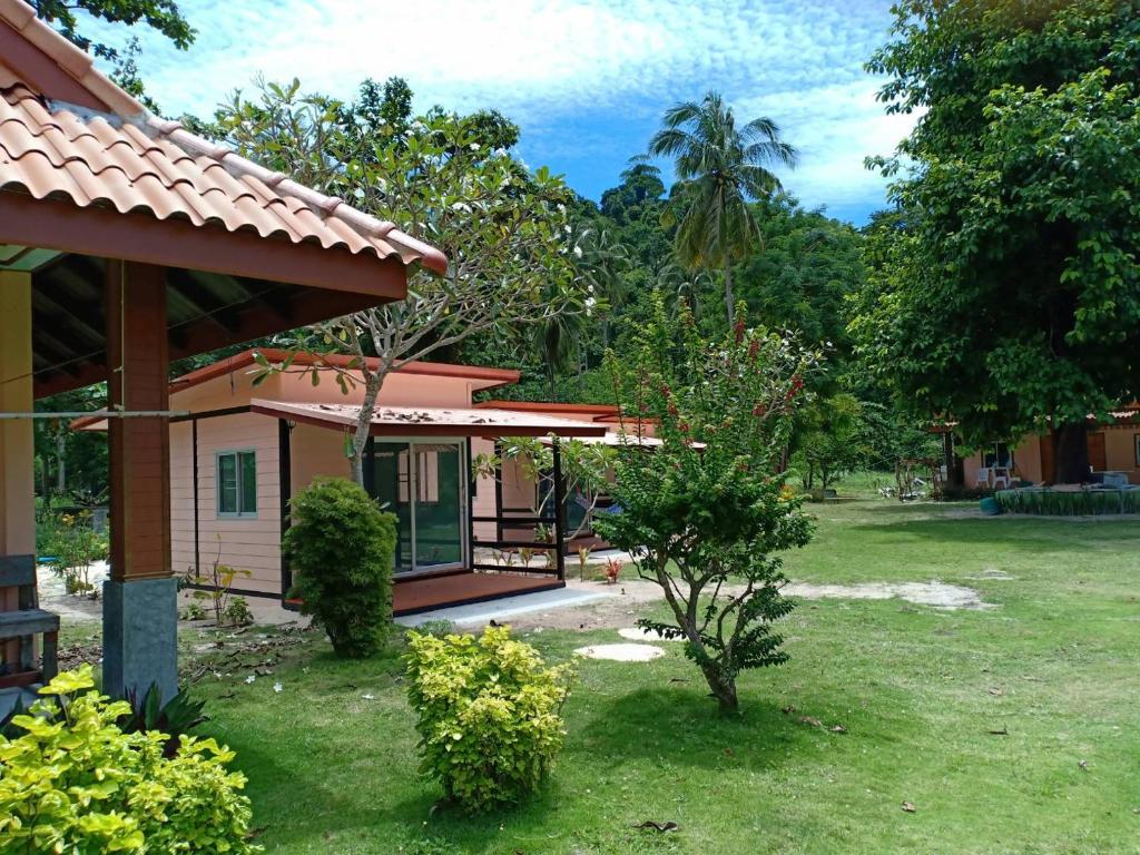 Koh Ngai Kaimuk Thong Resort Beachfront