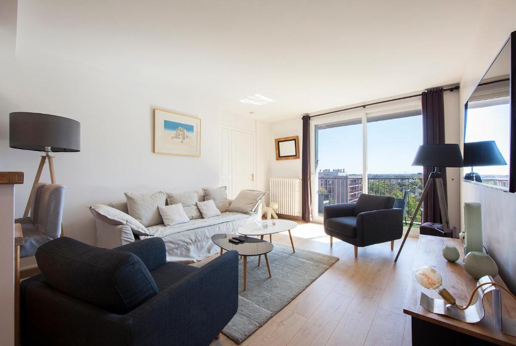 un salon avec un canapé et deux chaises dans l'établissement T4 refait à neuf Rennes, 3 ch. parking, 2 balcons., à Rennes