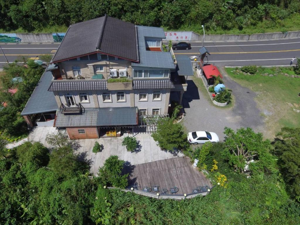 una vista aérea de una casa con un coche delante en Shuanghu Garden B&B, en Shuangxi