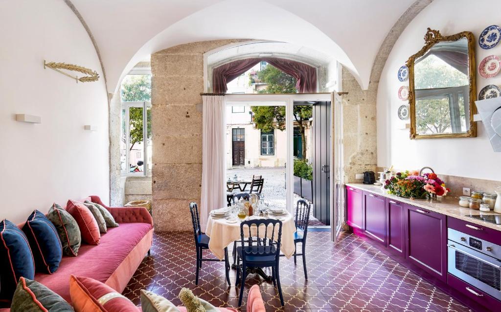- un salon avec un canapé et une table dans l'établissement Residentas Apostolos, à Lisbonne