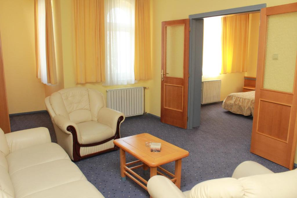 Tempat tidur dalam kamar di Hotel Prezident