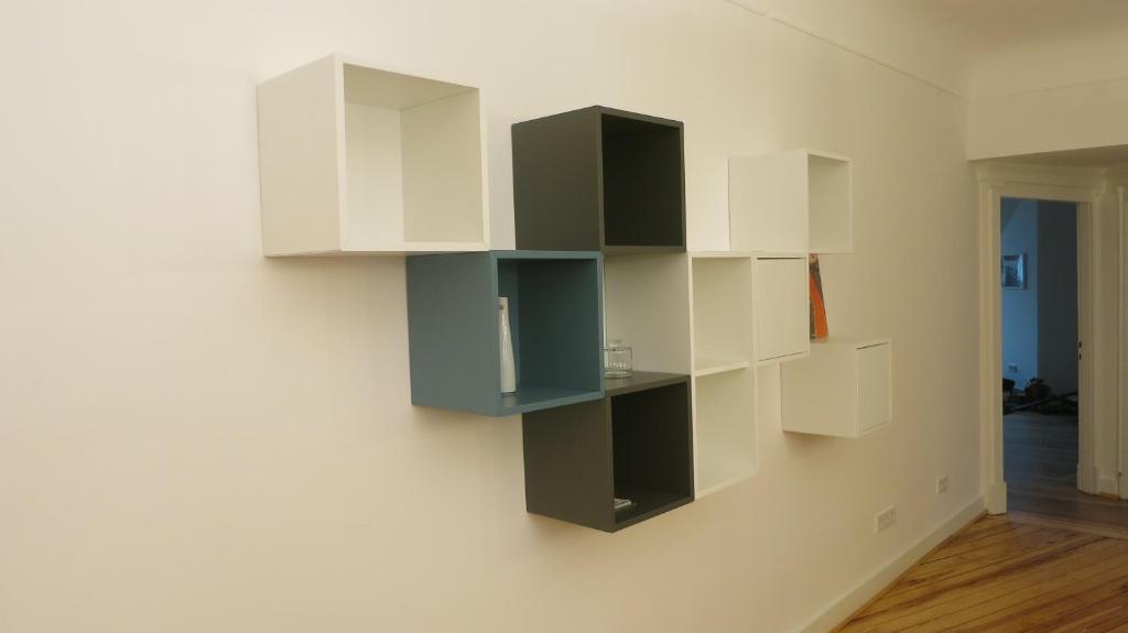 ein Raum mit weißen und schwarzen Regalen an einer Wand in der Unterkunft Auster-Appartements in Saarbrücken