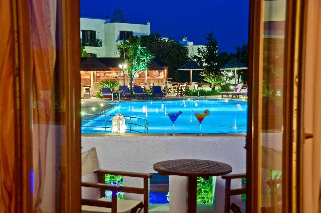 Bazén v ubytování Naxos Resort Beach Hotel nebo v jeho okolí