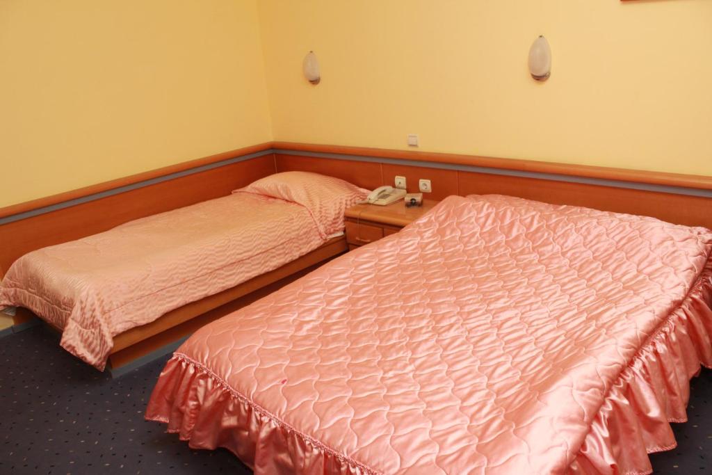 Tempat tidur dalam kamar di Hotel Prezident