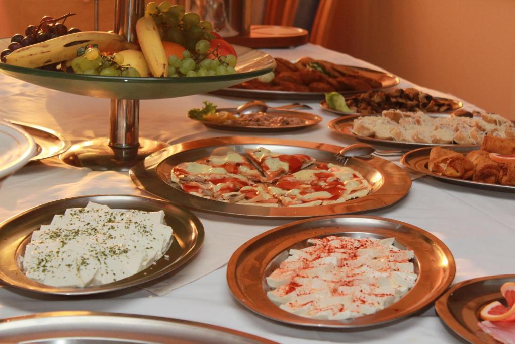 Makanan di atau di tempat lain dekat hotel