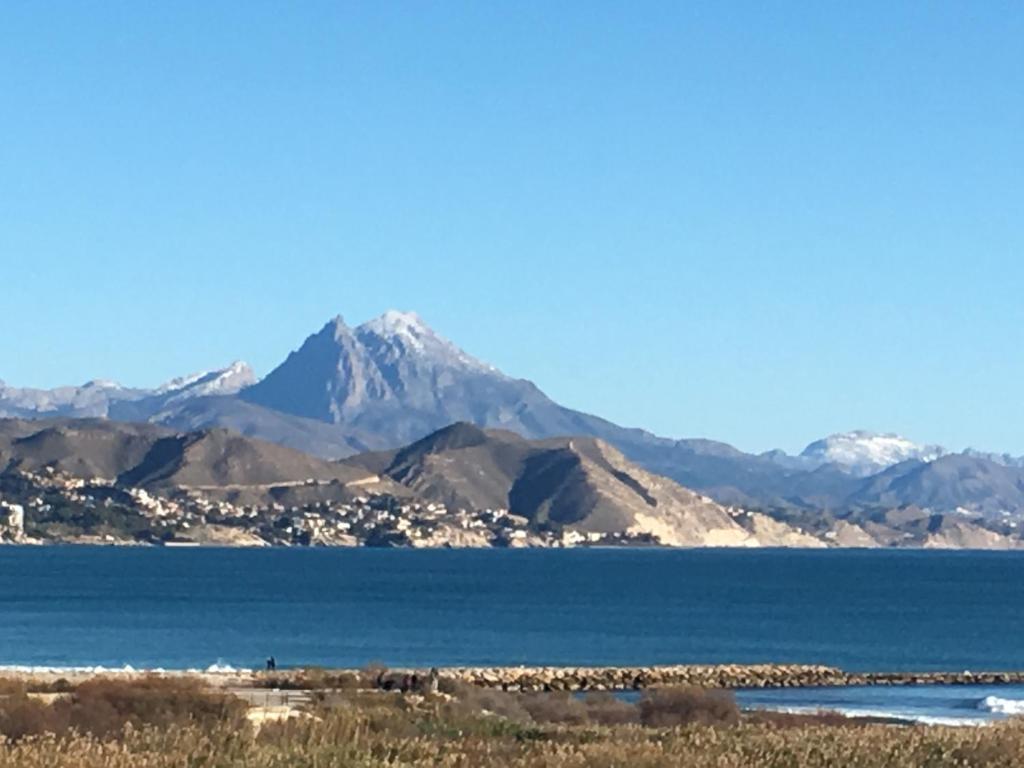 uma montanha no meio de uma massa de água em Apartamento Cabo Mar em El Campello